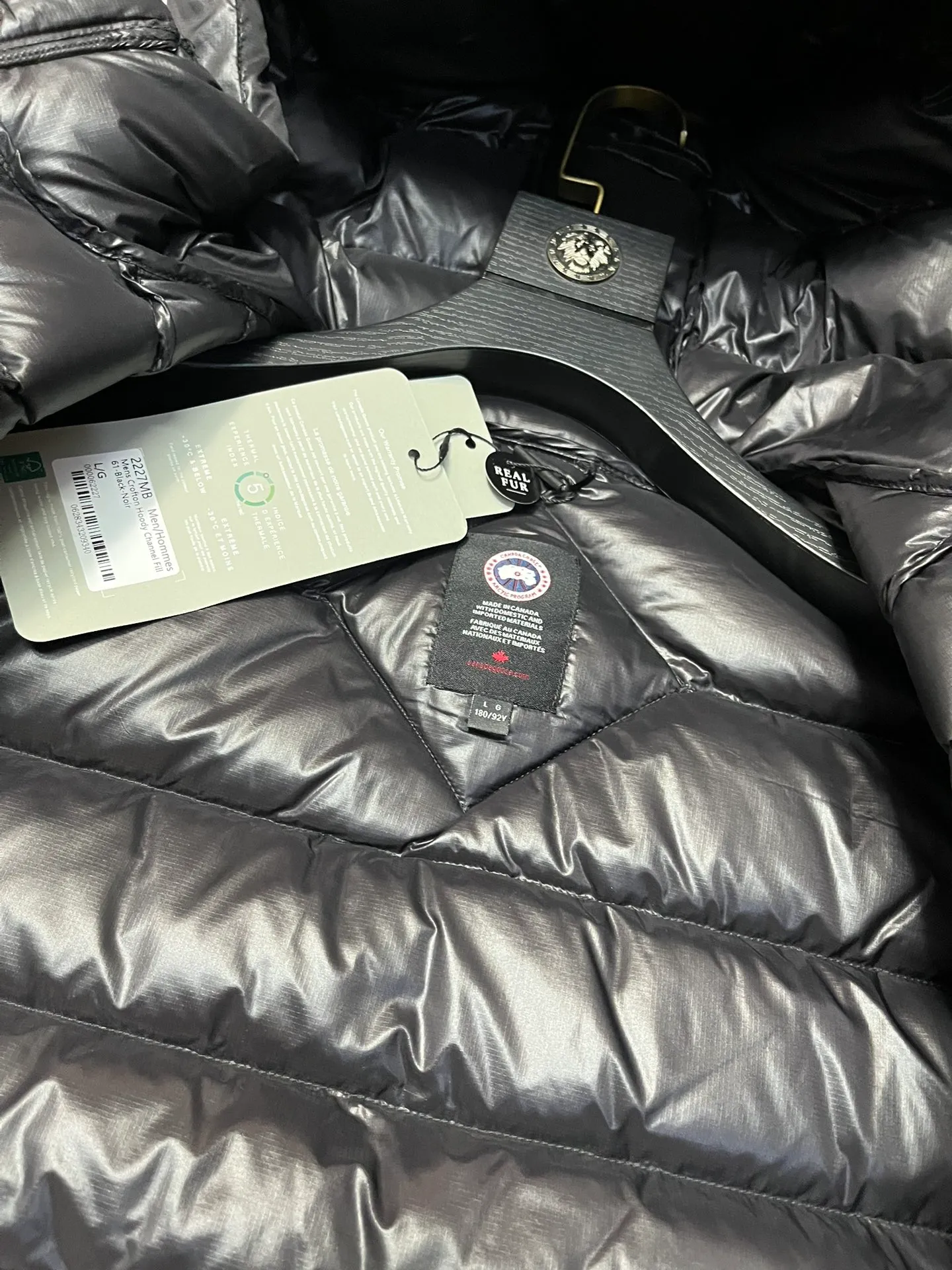 P860 Top 🔥purchase version 𝘾𝘼𝙉𝘼𝘿𝘼 𝙂𝙊𝙊𝙎𝙀/Canada Goose 2227 thin and light model. It’s super lightweight and doesn’t feel any weight on your upper body at all! Show more temperament‼  Canada Goose, a Canadian brand, has always been recognized as the warmest down jacket. Various Instagram celebrities, Internet celebrities, and celebrities often wear it for street photos. I make Canada Goose every year, but I still can’t get rid of my love for the goose. No matter how cold the winter is, there is no need to be afraid. Canada Goose is the legendary warmest down jacket and is known as a must-have for Arctic outdoor sports! The most popular down jacket in the world, celebrities are rushing to buy it, it is a must-have! Size: S-2XL Color: silver gray (red label) silver gray (black label), black (red label), black (black label), dark blue
